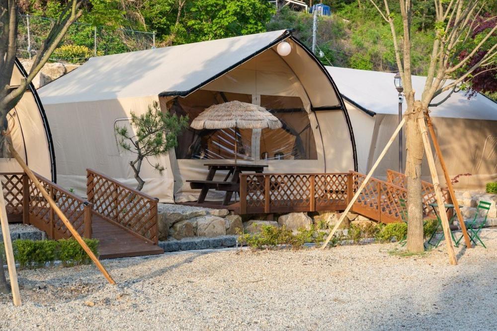 Inje Naerincheon Glamping Hotel Bagian luar foto