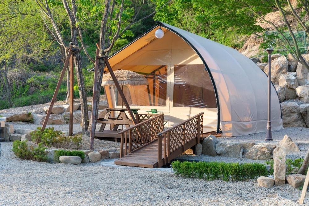 Inje Naerincheon Glamping Hotel Bagian luar foto