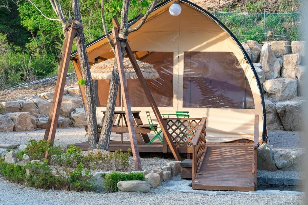 Inje Naerincheon Glamping Hotel Bagian luar foto