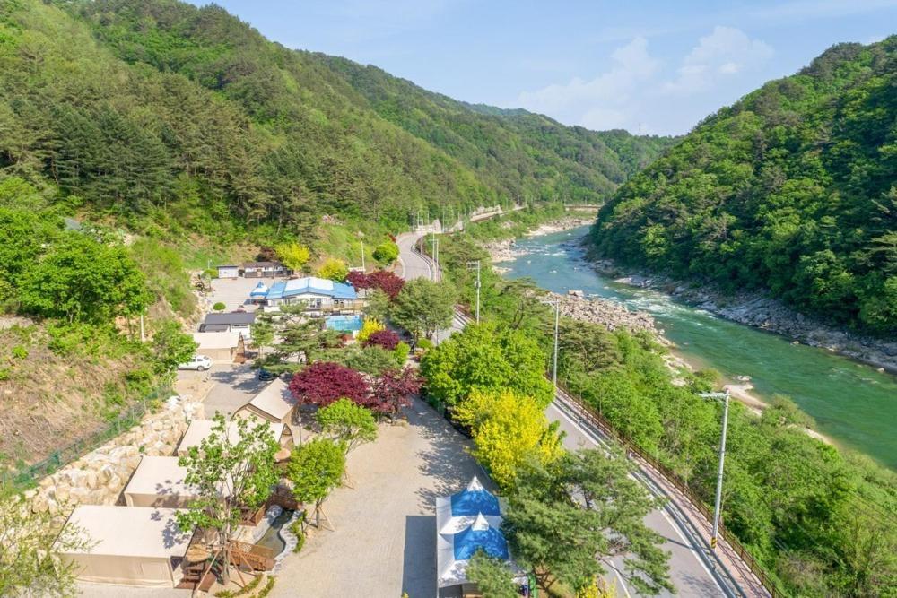 Inje Naerincheon Glamping Hotel Bagian luar foto