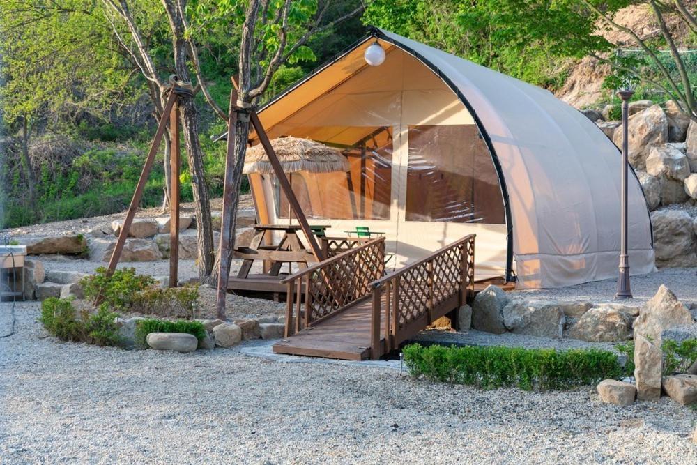 Inje Naerincheon Glamping Hotel Bagian luar foto